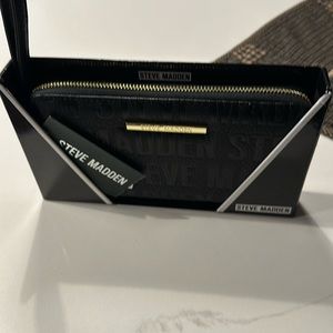 New in Box STEVE MADDEN zip around wallet/ wristlet